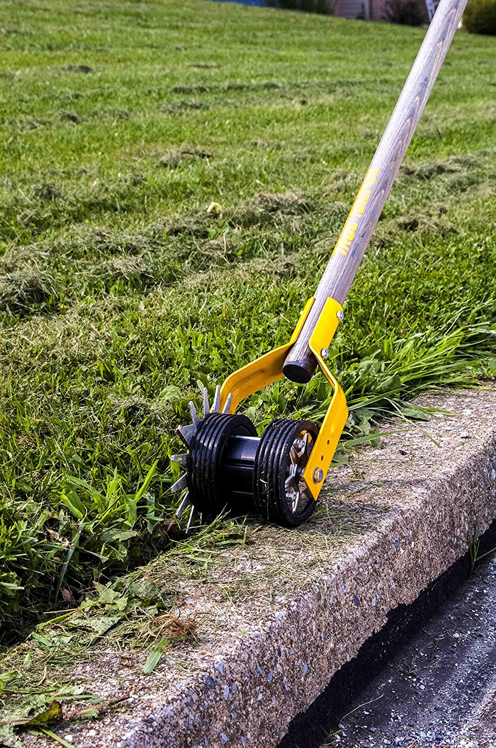 The 5 Best Manual Lawn Edgers of 2020 | PlantsControl.com